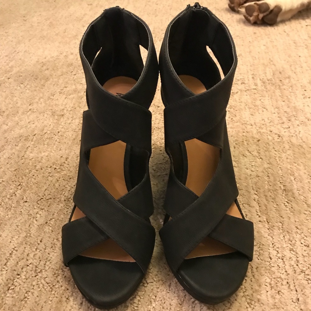 *NEVER WORN* Michael Antonio black wedge sandals
